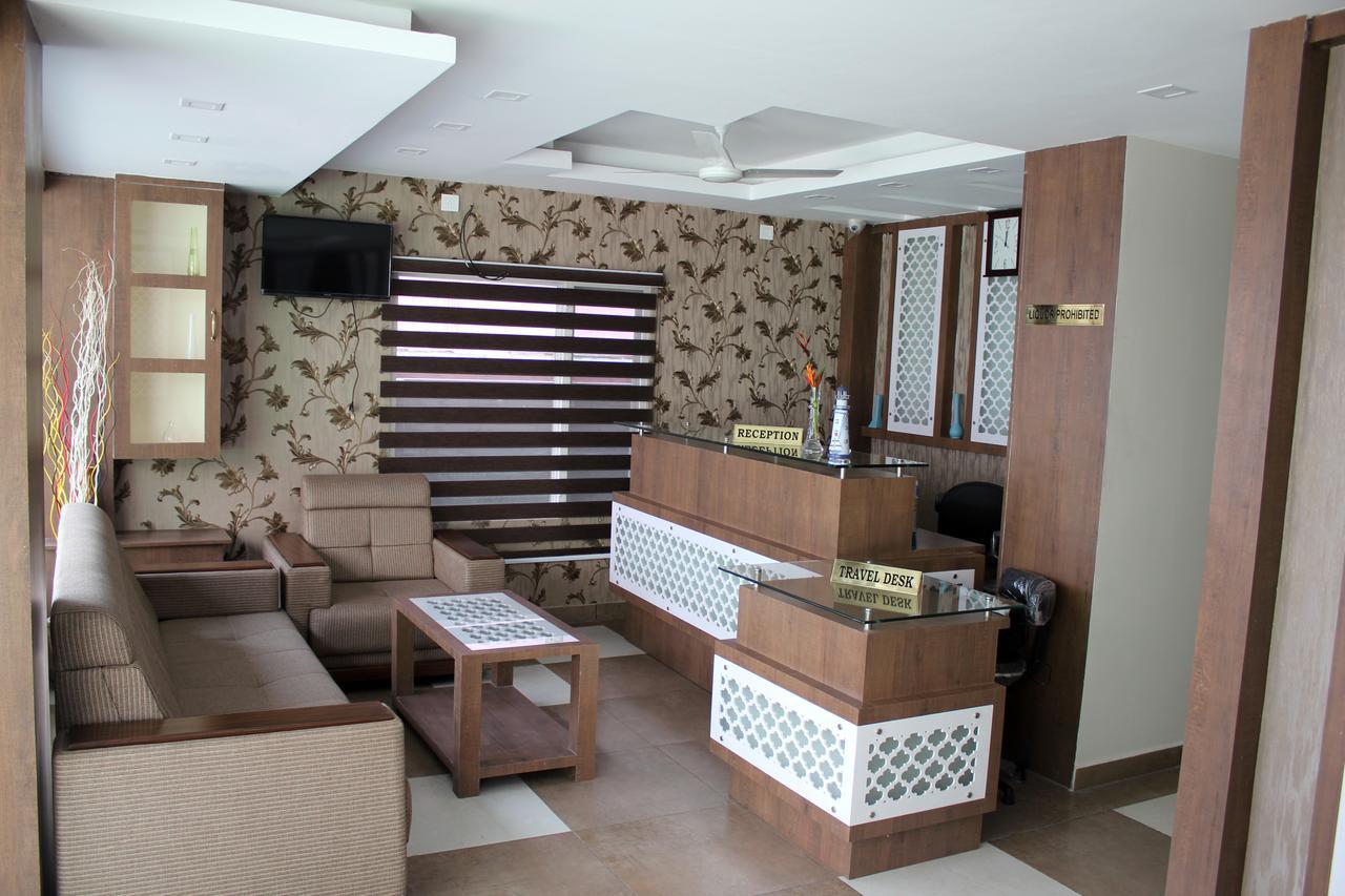 Collection O 8267 Galaxy Inn Kochi Exterior photo